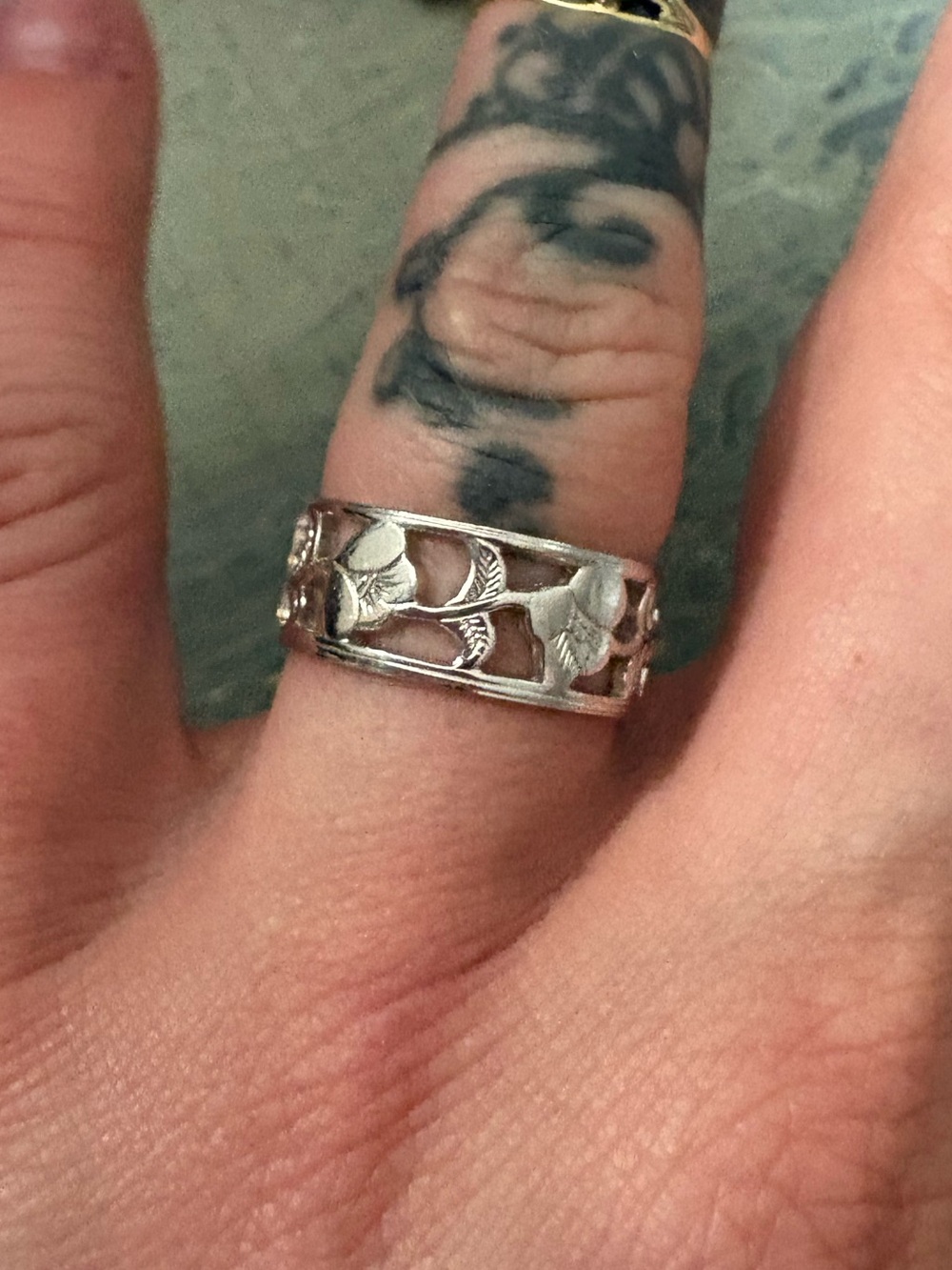 Vintage Avon Intricate Floral Cutout Silver Band Ring - Silver
